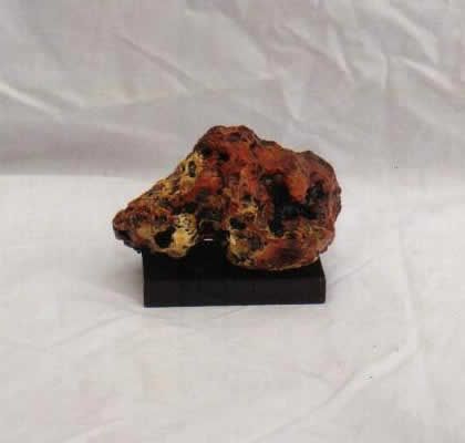 08.S-13 acryl op Maanrots-steen h.9cm
